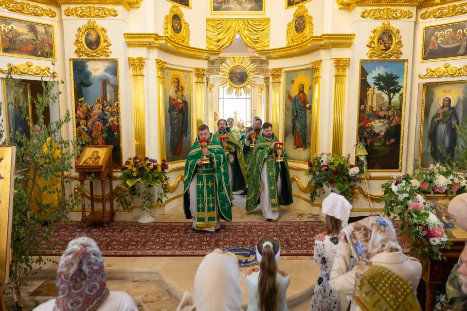 В престольный праздник Свято-Духовского храма села Шкинь для молитвенного поклонения верующих прибыла икона Пояс Пресвятой Богородицы В престольный праздник Свято-Духовского храма села Шкинь для молитвенного поклонения верующих прибыла икона Пояс Пресвятой Богородицы