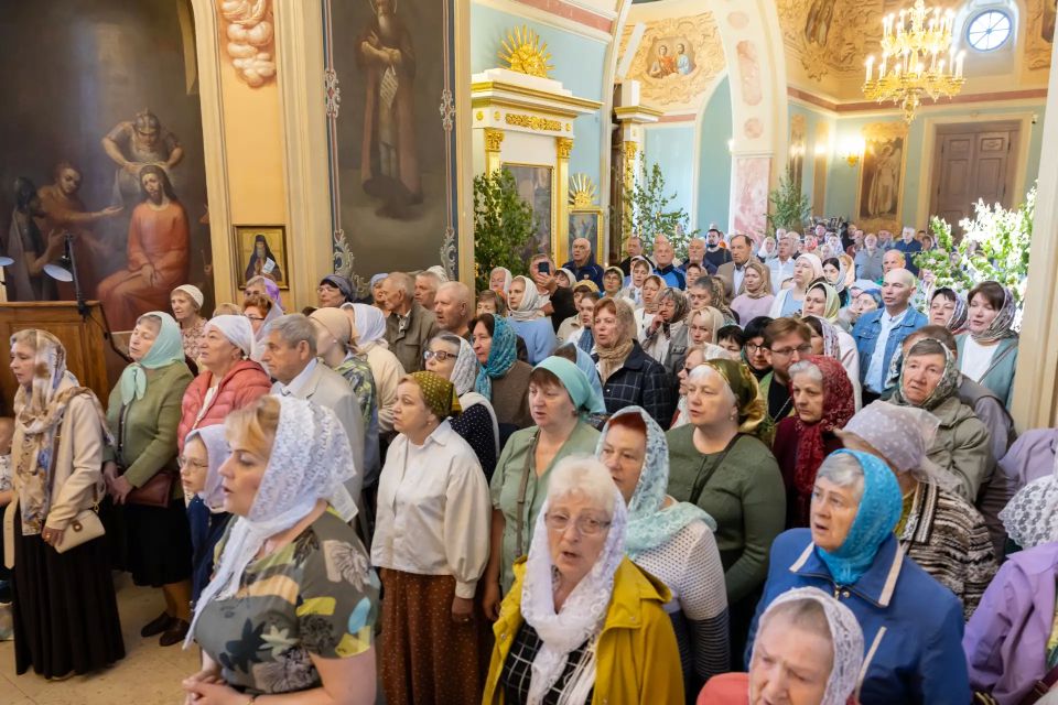 В престольный праздник Свято-Духовского храма села Шкинь для молитвенного поклонения верующих прибыла икона Пояс Пресвятой Богородицы В престольный праздник Свято-Духовского храма села Шкинь для молитвенного поклонения верующих прибыла икона Пояс Пресвятой Богородицы