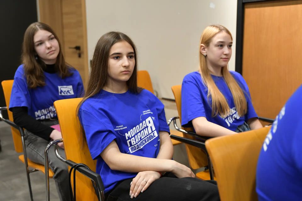 Денис Кравченко обсудил с молодогвардейцами Дмитрова будущие проекты и новое молодёжное пространство Денис Кравченко обсудил с молодогвардейцами Дмитрова будущие проекты и новое молодёжное пространство