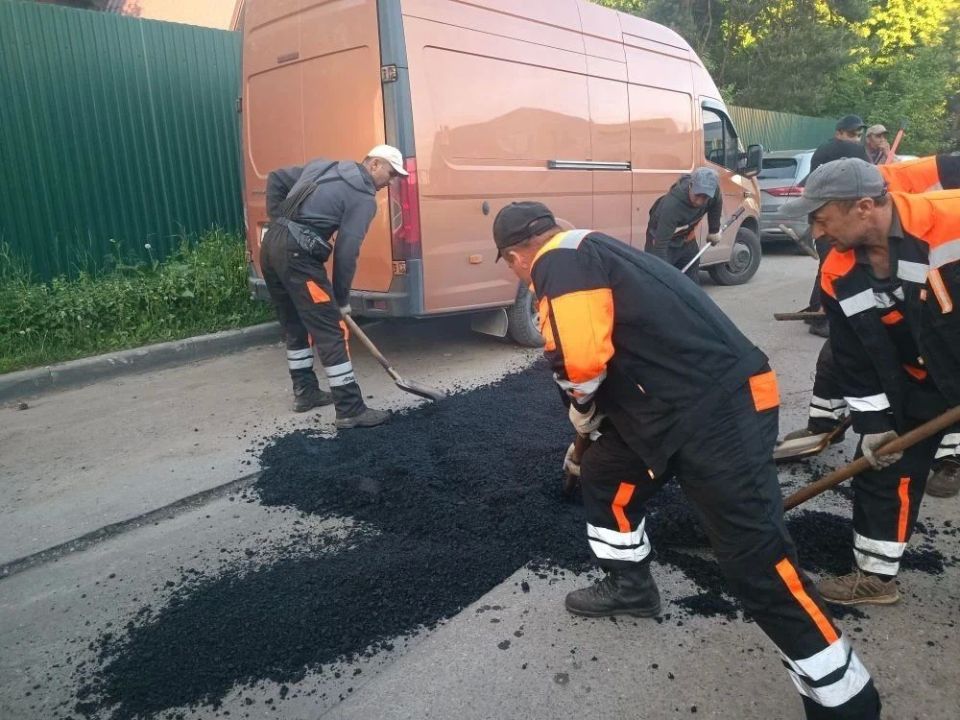 В городе продолжаются ремонтные работы по восстановлению дорожного полотна В городе продолжаются ремонтные работы по восстановлению дорожного полотна