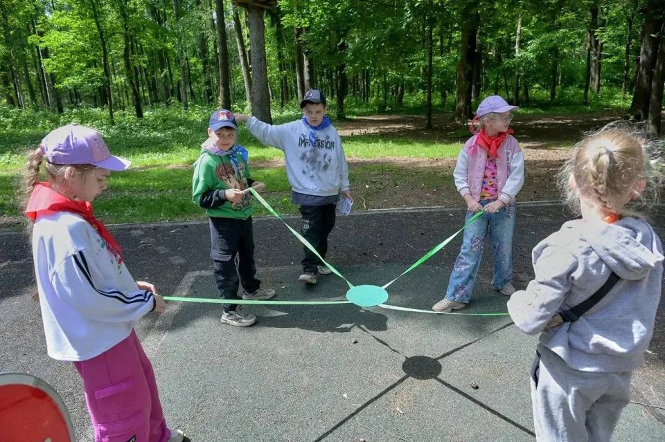 В рамках Единого дня профилактики детского дорожно-транспортного травматизма «Детям Подмосковья — безопасные дороги» в парке Красногорска прошло яркое интерактивное мероприятие «Праздничный патруль безопасности: День... В рамках Единого дня профилактики детского дорожно-транспортного травматизма «Детям Подмосковья — безопасные дороги» в парке Красногорска прошло яркое интерактивное мероприятие «Праздничный патруль безопасности: День...