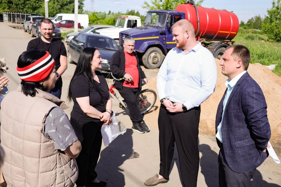 Юлия Купецкая: В деревне Беляниново прошла встреча с жителями по вопросу модернизации контейнерных площадок Юлия Купецкая: В деревне Беляниново прошла встреча с жителями по вопросу модернизации контейнерных площадок