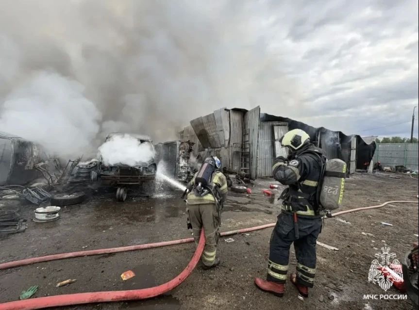 В Ленинском пожар в автосервисе ликвидирован В Ленинском пожар в автосервисе ликвидирован