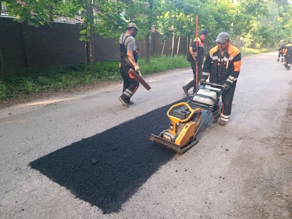 В городе продолжаются ремонтные работы по восстановлению дорожного полотна В городе продолжаются ремонтные работы по восстановлению дорожного полотна