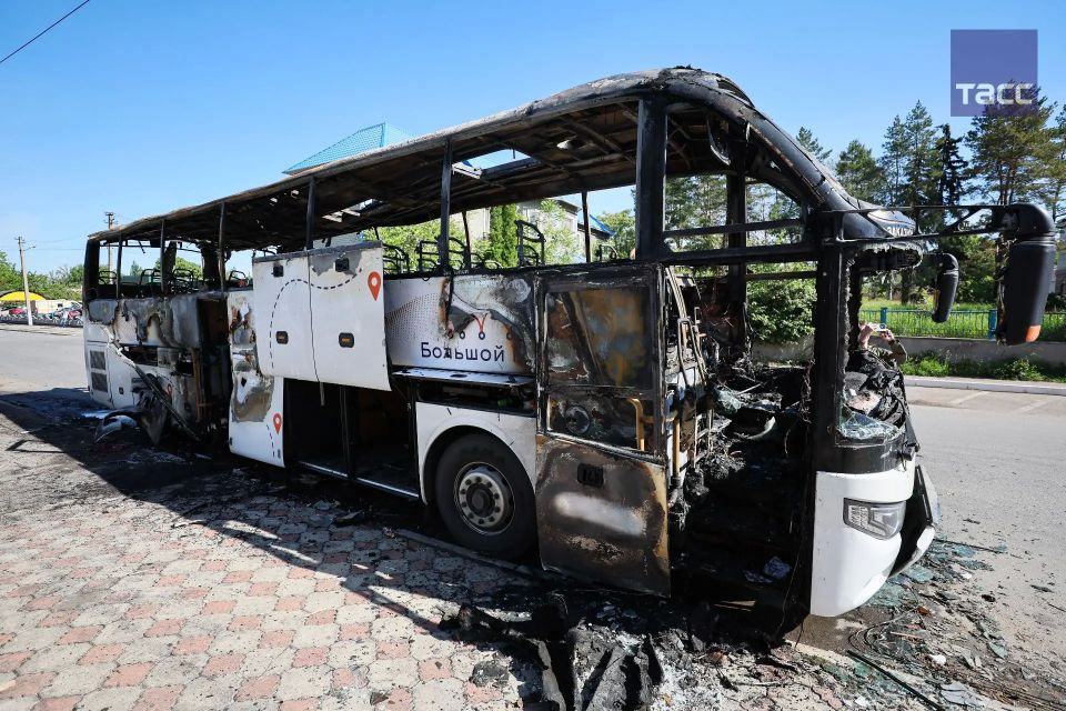 До 8 человек увеличилось число погибших после удара по рейсовому автобусу в ДНР, их тела еще не опознаны, эта работа ведется, заявил глава республики Денис Пушилин