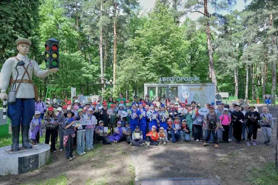 В рамках Единого дня профилактики детского дорожно-транспортного травматизма «Детям Подмосковья — безопасные дороги» в парке Красногорска прошло яркое интерактивное мероприятие «Праздничный патруль безопасности: День...
