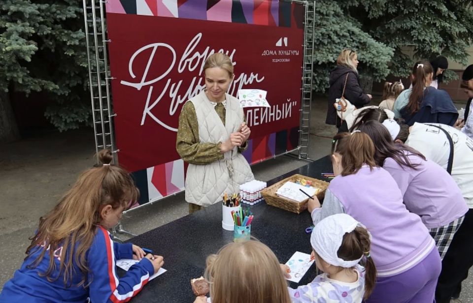 В рамках проекта «Лето в Подмосковье» на площади Дворца культуры «Юбилейный» состоялся праздник «И пусть начнутся чудеса!», посвященный Дню защиты детей В рамках проекта «Лето в Подмосковье» на площади Дворца культуры «Юбилейный» состоялся праздник «И пусть начнутся чудеса!», посвященный Дню защиты детей