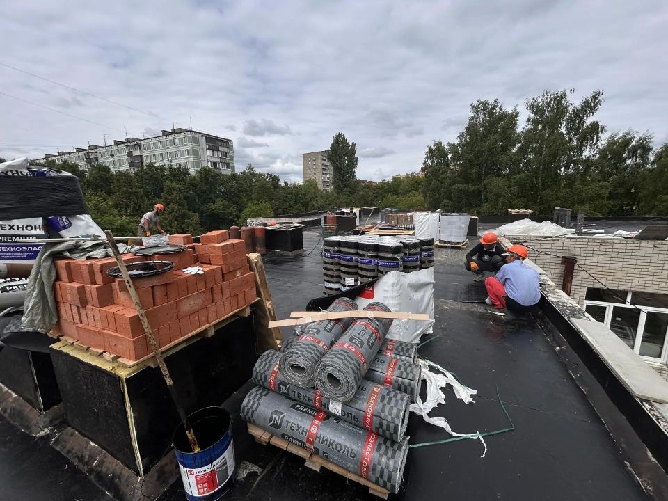 Кровля детского сада гимназии №17 в Королёве готова на 70 процентов