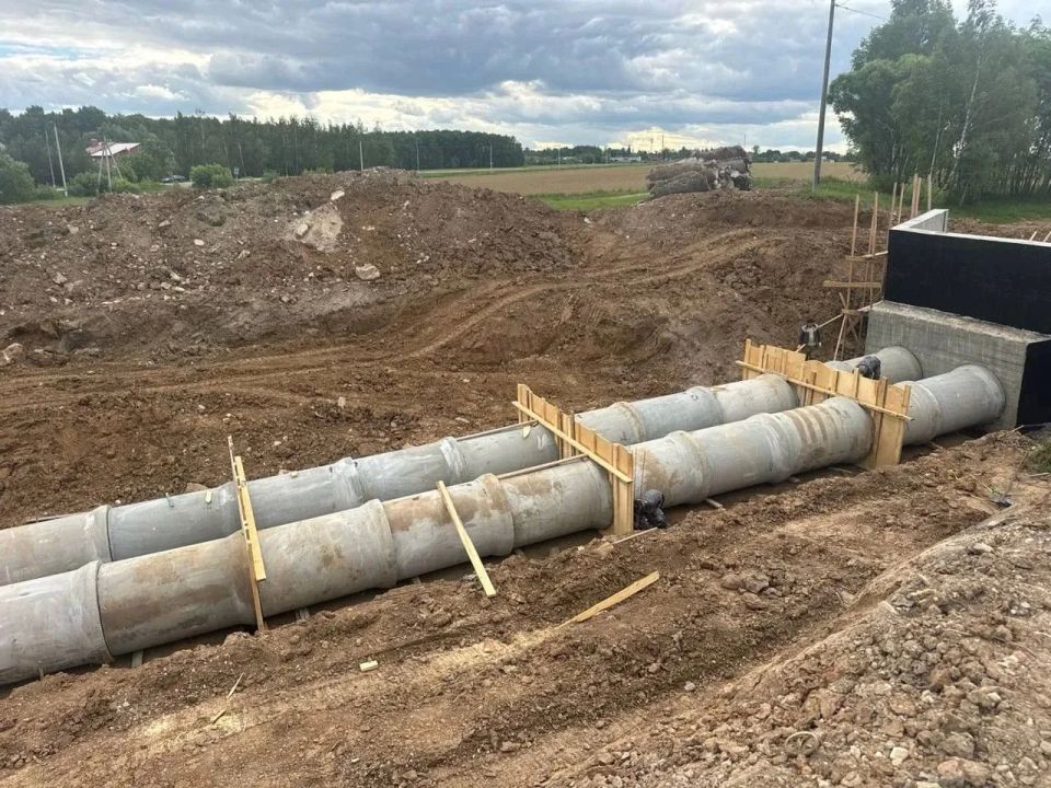 В деревне Ляхово продолжается капитальный ремонт плотины на безымянном ручье – притоке реки Востец