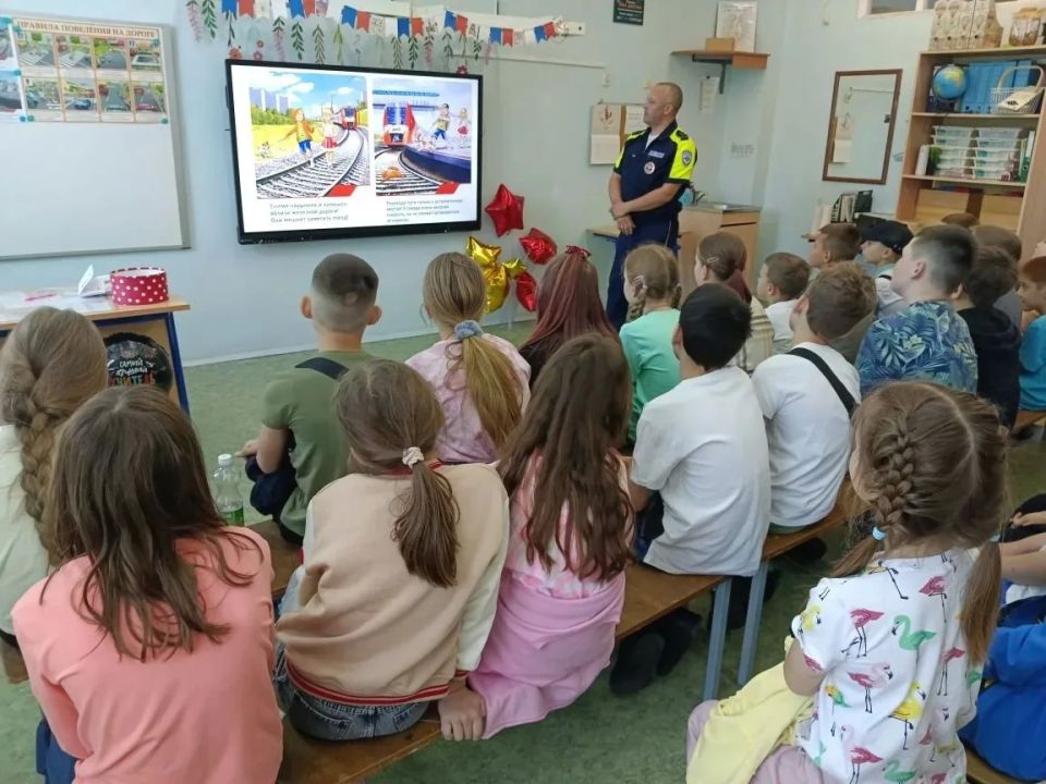 В образовательных учреждениях Серпухова, даже в каникулы проводится работа в рамках профилактических мероприятий «Безопасная железная дорога»: