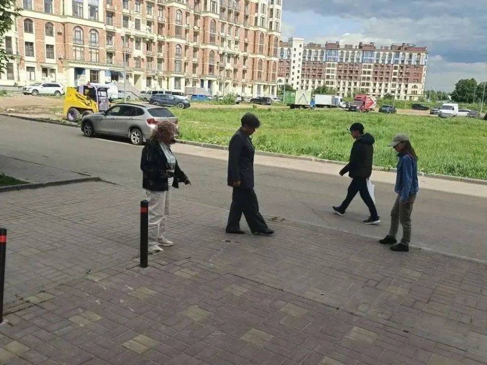 На территории Ленинского городского округа по обращению жителей ЖК «Видный город» по улице Галины Вишневской, дом 12, корпус 1 был устранён потенциально опасный элемент на тротуарной зоне – металлический остаток крепления... На территории Ленинского городского округа по обращению жителей ЖК «Видный город» по улице Галины Вишневской, дом 12, корпус 1 был устранён потенциально опасный элемент на тротуарной зоне – металлический остаток крепления...