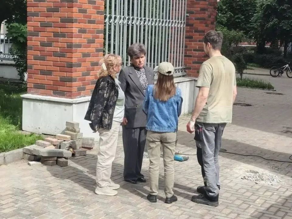 На территории Ленинского городского округа по обращению жителей ЖК «Видный город» по улице Галины Вишневской, дом 12, корпус 1 был устранён потенциально опасный элемент на тротуарной зоне – металлический остаток крепления...