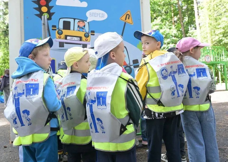 В рамках Единого дня профилактики детского дорожно-транспортного травматизма «Детям Подмосковья — безопасные дороги» в парке Красногорска прошло яркое интерактивное мероприятие «Праздничный патруль безопасности: День... В рамках Единого дня профилактики детского дорожно-транспортного травматизма «Детям Подмосковья — безопасные дороги» в парке Красногорска прошло яркое интерактивное мероприятие «Праздничный патруль безопасности: День...