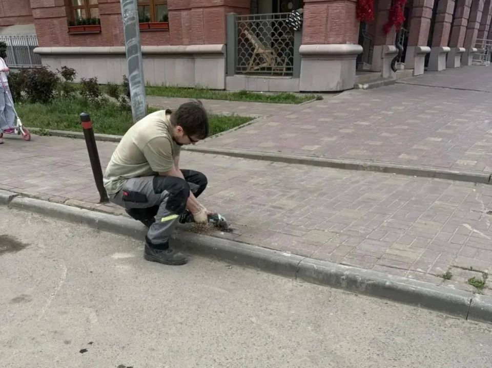 На территории Ленинского городского округа по обращению жителей ЖК «Видный город» по улице Галины Вишневской, дом 12, корпус 1 был устранён потенциально опасный элемент на тротуарной зоне – металлический остаток крепления... На территории Ленинского городского округа по обращению жителей ЖК «Видный город» по улице Галины Вишневской, дом 12, корпус 1 был устранён потенциально опасный элемент на тротуарной зоне – металлический остаток крепления...