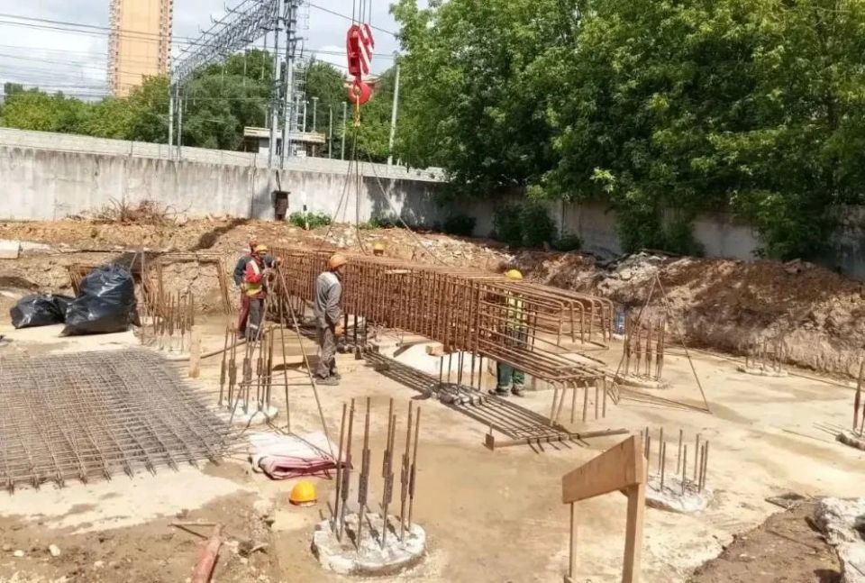 Конечно, мы не только закрываем тропы через ж/д, но и строим новые современные пешеходные переходы Конечно, мы не только закрываем тропы через ж/д, но и строим новые современные пешеходные переходы