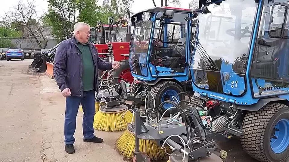 МБУ «Городское хозяйство» закупило новую технику для уборки улиц: три трактора «Беларусь», два экскаватора и две вакуумно-подметальных машины