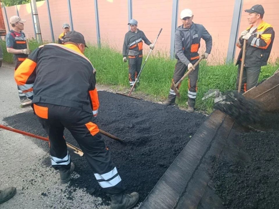 В городе продолжаются ремонтные работы по восстановлению дорожного полотна