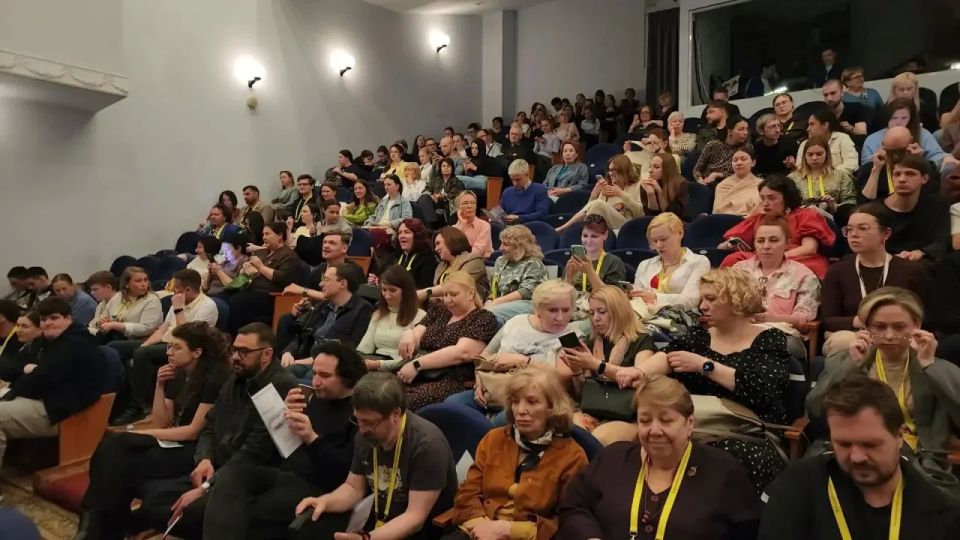 Театр юного зрителя г. Заречный Пензенской области представил на XXIII Фестивале театров малых городов России спектакль «Ревизор» по пьесе Николая Гоголя Театр юного зрителя г. Заречный Пензенской области представил на XXIII Фестивале театров малых городов России спектакль «Ревизор» по пьесе Николая Гоголя