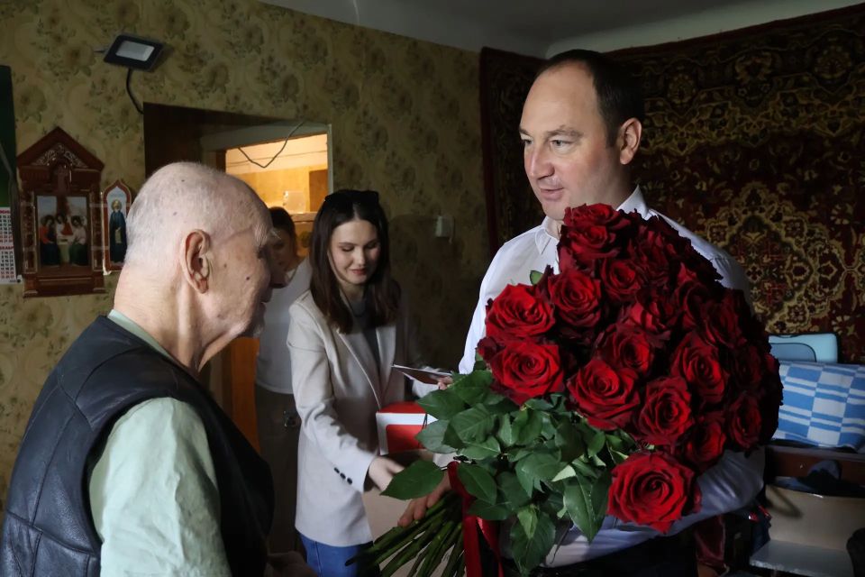 Сергей Мужальских: Сегодня навестил ветерана Великой Отечественной войны, труженика тыла Вадима Борисовича Счётчикова, который отметил свой 95-летний юбилей