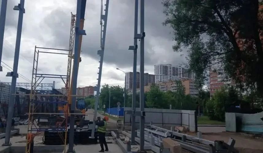 Конечно, мы не только закрываем тропы через ж/д, но и строим новые современные пешеходные переходы Конечно, мы не только закрываем тропы через ж/д, но и строим новые современные пешеходные переходы