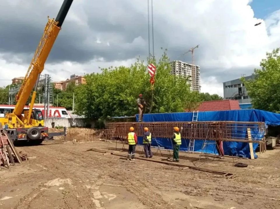Конечно, мы не только закрываем тропы через ж/д, но и строим новые современные пешеходные переходы Конечно, мы не только закрываем тропы через ж/д, но и строим новые современные пешеходные переходы