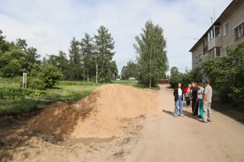 С жителями д. Трёхселище обсудили предстоящее благоустройство двора возле дома №5 С жителями д. Трёхселище обсудили предстоящее благоустройство двора возле дома №5