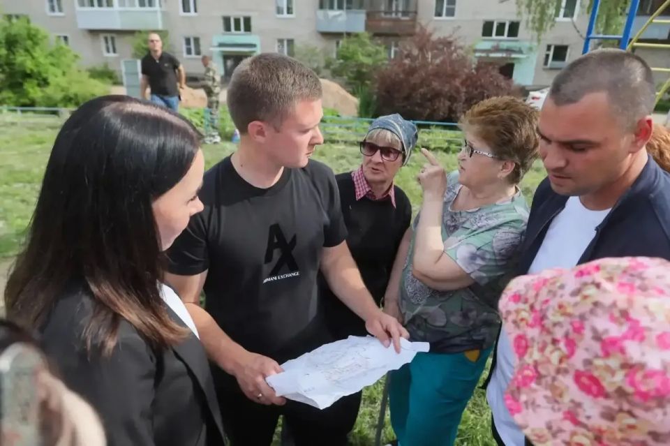 С жителями д. Трёхселище обсудили предстоящее благоустройство двора возле дома №5 С жителями д. Трёхселище обсудили предстоящее благоустройство двора возле дома №5