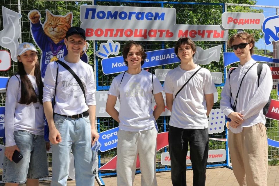 Игорь Трифонов: Более 1000 жителей нашего города сегодня стали участниками городского квеста «Город пЕРемен», организованного Молодой Гвардией и Единой Россией Игорь Трифонов: Более 1000 жителей нашего города сегодня стали участниками городского квеста «Город пЕРемен», организованного Молодой Гвардией и Единой Россией