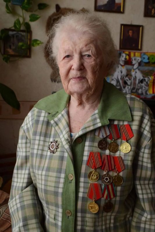Сегодня поздравила с 103-летием ветерана Великой Отечественной войны, Почётного гражданина Сергиево-Посадского округа Ирину Александровну Моисееву