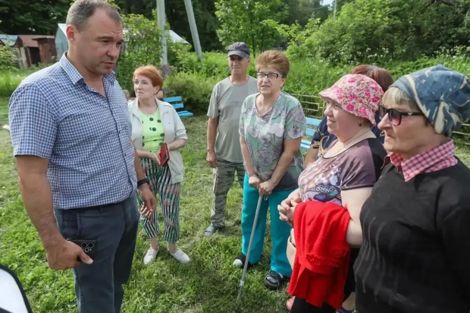 С жителями д. Трёхселище обсудили предстоящее благоустройство двора возле дома №5 С жителями д. Трёхселище обсудили предстоящее благоустройство двора возле дома №5