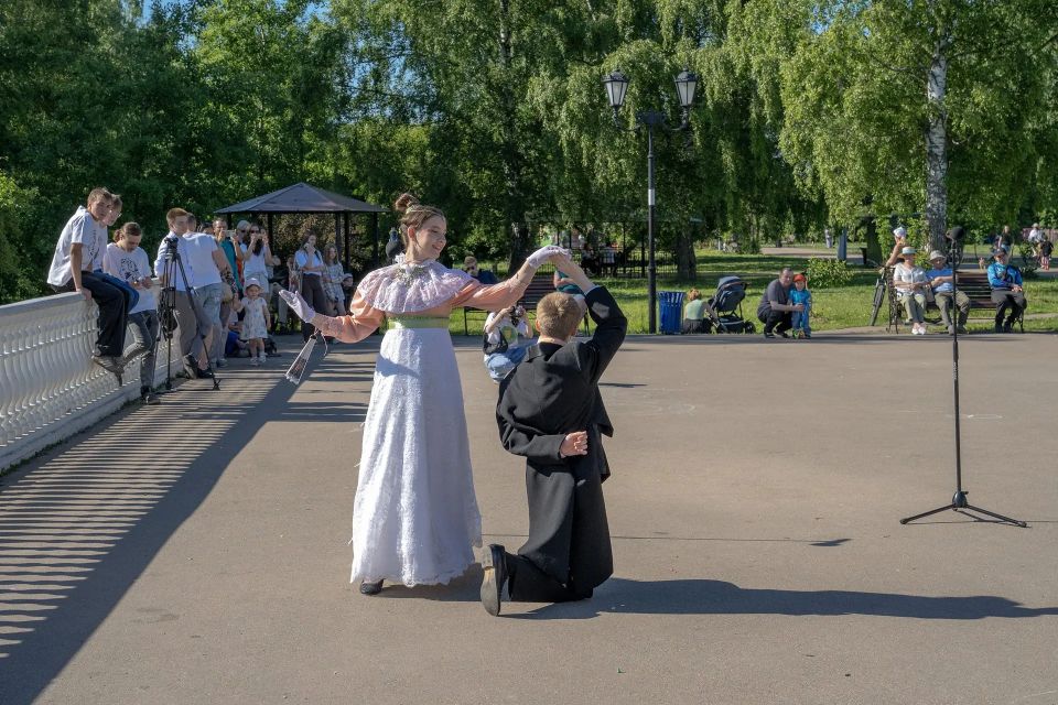 Памятник нерукотворный: в парке Долгопрудного читали Пушкина Памятник нерукотворный: в парке Долгопрудного читали Пушкина