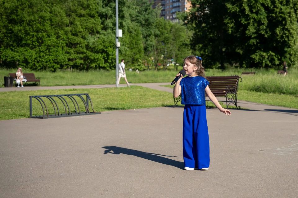 Памятник нерукотворный: в парке Долгопрудного читали Пушкина Памятник нерукотворный: в парке Долгопрудного читали Пушкина