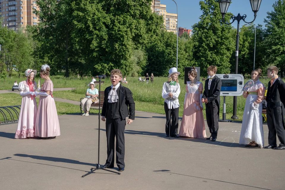 Памятник нерукотворный: в парке Долгопрудного читали Пушкина Памятник нерукотворный: в парке Долгопрудного читали Пушкина