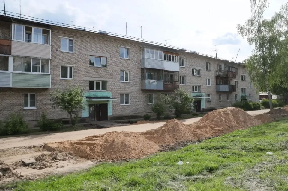 С жителями д. Трёхселище обсудили предстоящее благоустройство двора возле дома №5 С жителями д. Трёхселище обсудили предстоящее благоустройство двора возле дома №5