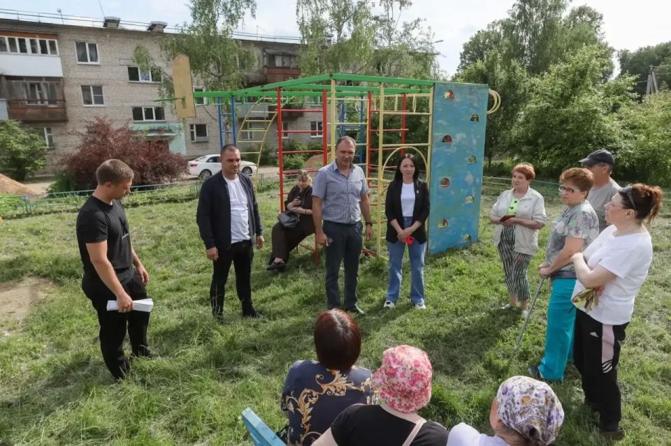 С жителями д. Трёхселище обсудили предстоящее благоустройство двора возле дома №5