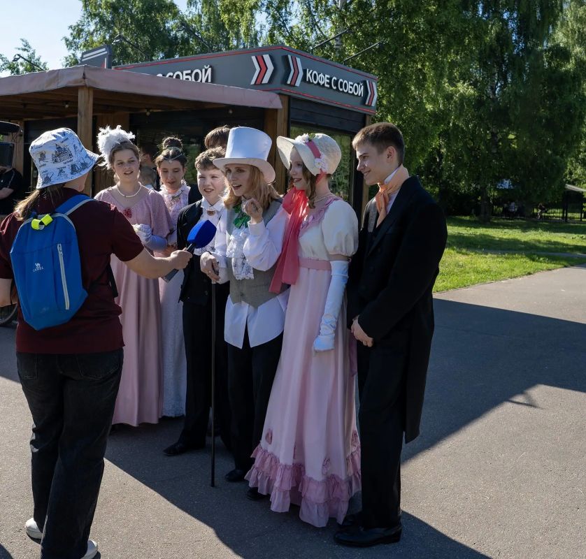Памятник нерукотворный: в парке Долгопрудного читали Пушкина Памятник нерукотворный: в парке Долгопрудного читали Пушкина