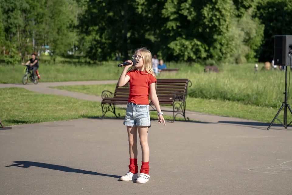 Памятник нерукотворный: в парке Долгопрудного читали Пушкина Памятник нерукотворный: в парке Долгопрудного читали Пушкина