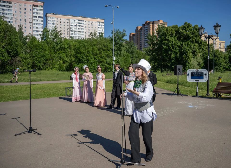 Памятник нерукотворный: в парке Долгопрудного читали Пушкина Памятник нерукотворный: в парке Долгопрудного читали Пушкина
