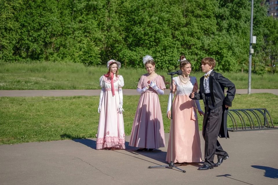 Памятник нерукотворный: в парке Долгопрудного читали Пушкина Памятник нерукотворный: в парке Долгопрудного читали Пушкина