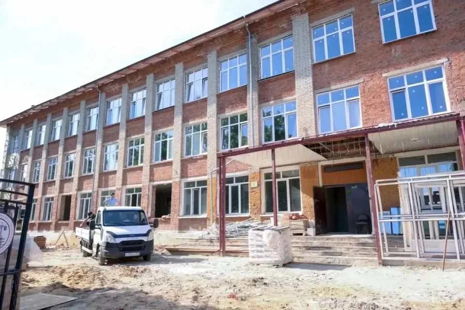 Вице-губернатор Московской области Владимир Локтев и министр строительного комплекса Александр Туровский проинспектировали ход капитального ремонта объектов образования в Пушкине и Сергиевом Посаде