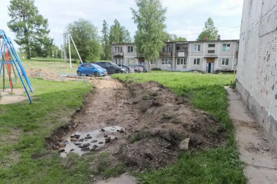 С жителями д. Трёхселище обсудили предстоящее благоустройство двора возле дома №5 С жителями д. Трёхселище обсудили предстоящее благоустройство двора возле дома №5