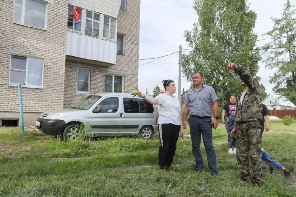 С жителями д. Трёхселище обсудили предстоящее благоустройство двора возле дома №5 С жителями д. Трёхселище обсудили предстоящее благоустройство двора возле дома №5