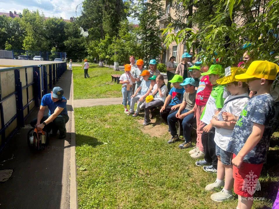 Клинские спасатели и медики провели урок безопасности для юных жителей города Клинские спасатели и медики провели урок безопасности для юных жителей города