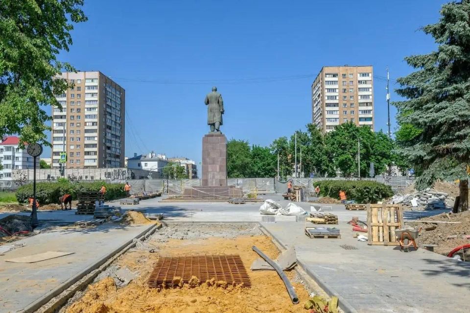 Григорий Артамонов: Продолжаем масштабное преображение сквера у памятника В. И. Ленину. Планируем полностью завершить все работы и открыть обновленную территорию для горожан уже до конца августа 2026 года
