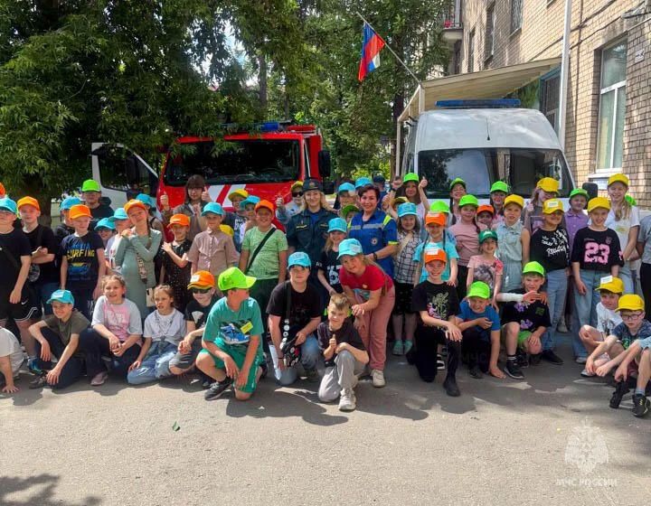 Клинские спасатели и медики провели урок безопасности для юных жителей города Клинские спасатели и медики провели урок безопасности для юных жителей города
