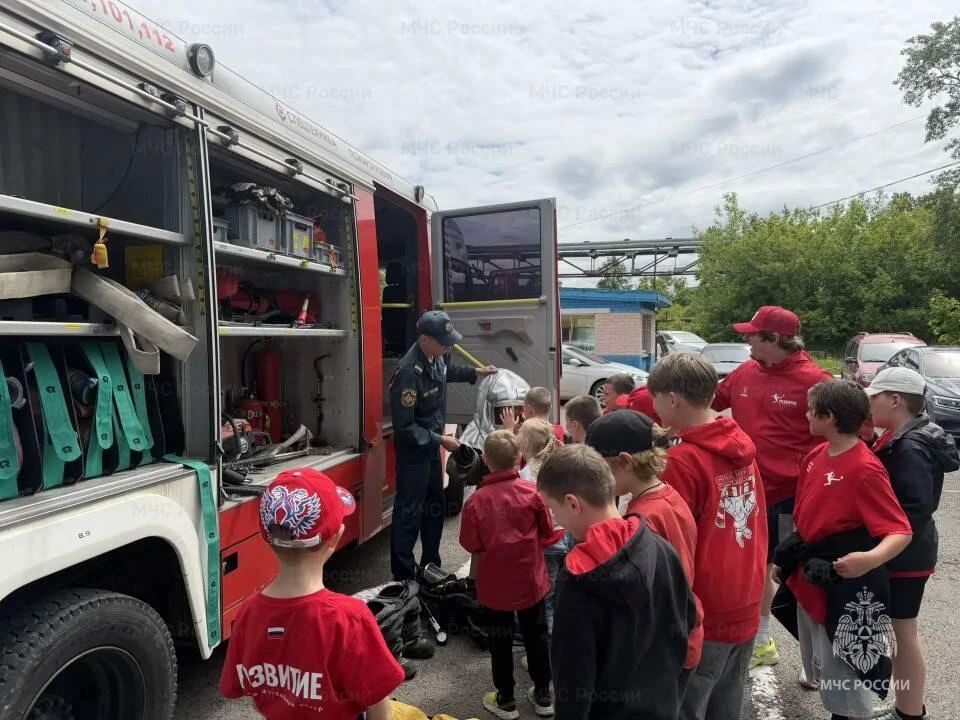 Воспитанники спортивного лагеря посетили пожарную часть в поселке Селятино Воспитанники спортивного лагеря посетили пожарную часть в поселке Селятино