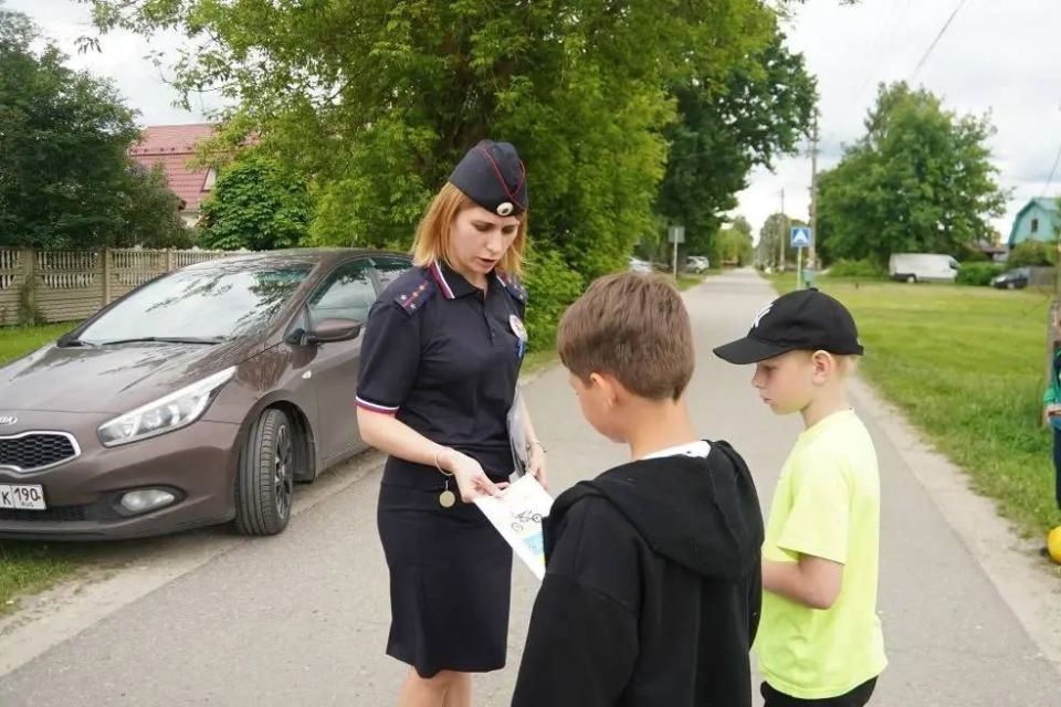 Сотрудники Госавтоинспекции Павлово-Посадского округа совместно с коллегами из 5-го батальона 2-го полка ДПС также провели профилактические беседы с жителями и гостями местных СНТ Сотрудники Госавтоинспекции Павлово-Посадского округа совместно с коллегами из 5-го батальона 2-го полка ДПС также провели профилактические беседы с жителями и гостями местных СНТ