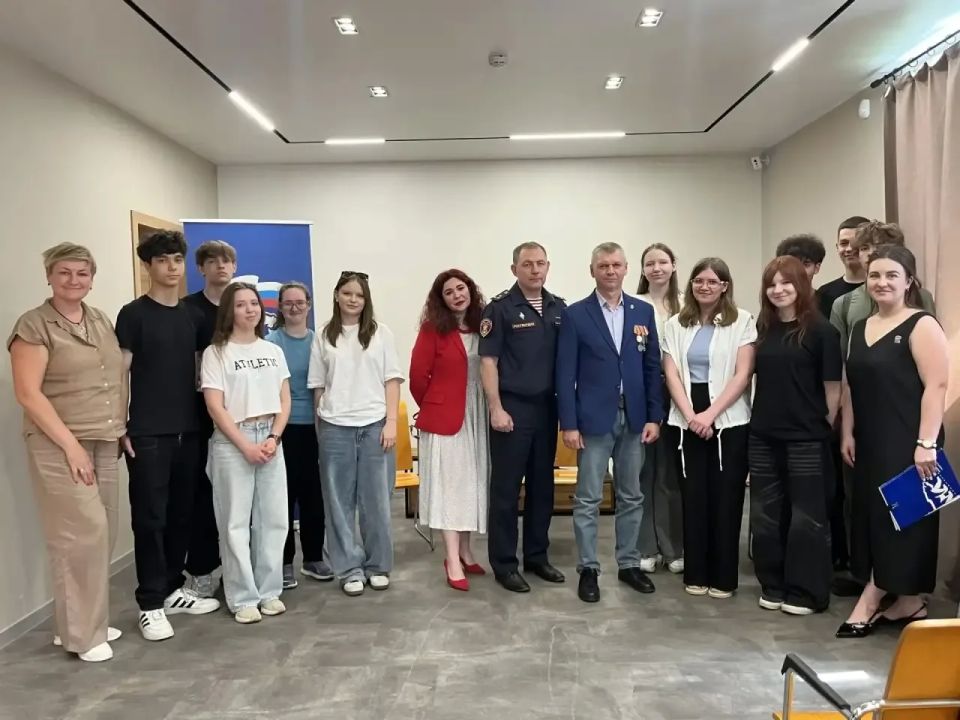 #КаникулыСРосгвардией. Росгвардейцы провели урок безопасности для студентов в Подмосковье В рамках празднования 10-летнего юбилея Росгвардии и 215-й годовщины войск правопорядка, сотрудники Дмитровского отдела... #КаникулыСРосгвардией. Росгвардейцы провели урок безопасности для студентов в Подмосковье В рамках празднования 10-летнего юбилея Росгвардии и 215-й годовщины войск правопорядка, сотрудники Дмитровского отдела...