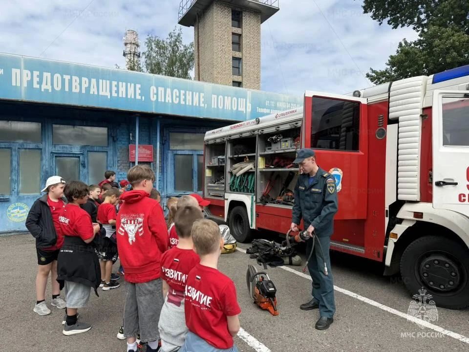 Воспитанники спортивного лагеря посетили пожарную часть в поселке Селятино Воспитанники спортивного лагеря посетили пожарную часть в поселке Селятино