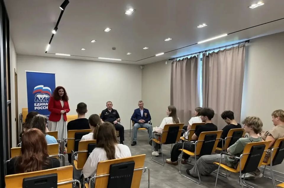 #КаникулыСРосгвардией. Росгвардейцы провели урок безопасности для студентов в Подмосковье В рамках празднования 10-летнего юбилея Росгвардии и 215-й годовщины войск правопорядка, сотрудники Дмитровского отдела... #КаникулыСРосгвардией. Росгвардейцы провели урок безопасности для студентов в Подмосковье В рамках празднования 10-летнего юбилея Росгвардии и 215-й годовщины войск правопорядка, сотрудники Дмитровского отдела...